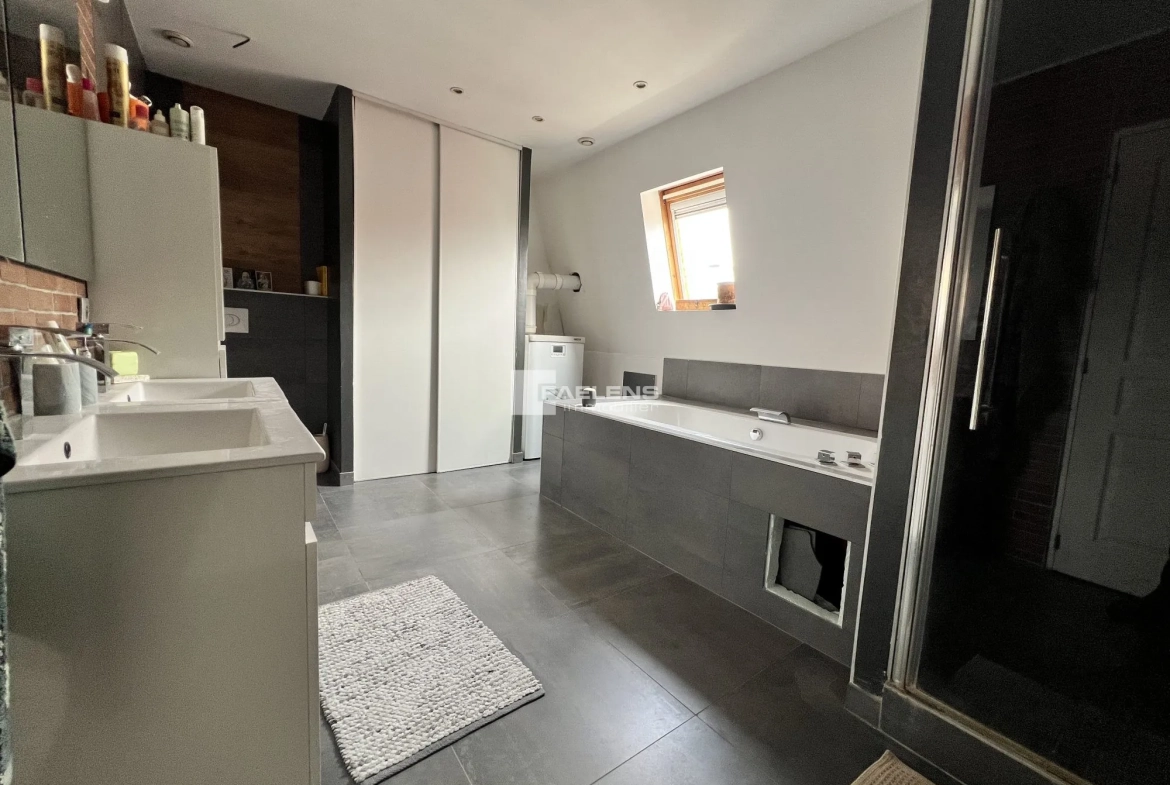 Charmante maison 1930 à Roubaix avec 3 chambres et cave au prix de 159 000 € 
