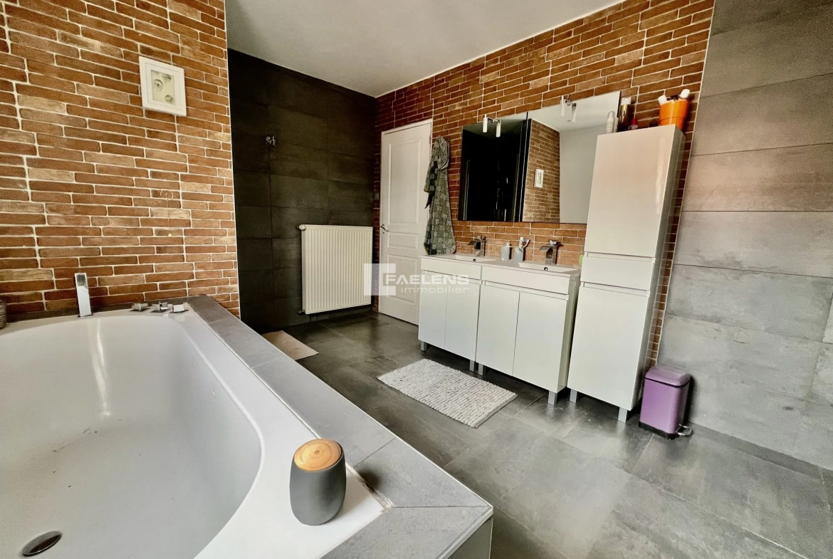 Charmante maison 1930 à Roubaix avec 3 chambres et cave au prix de 159 000 € 