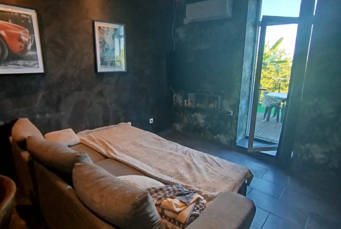 Maison rénovée de 75 m² à Trieux avec terrasse et jardin 