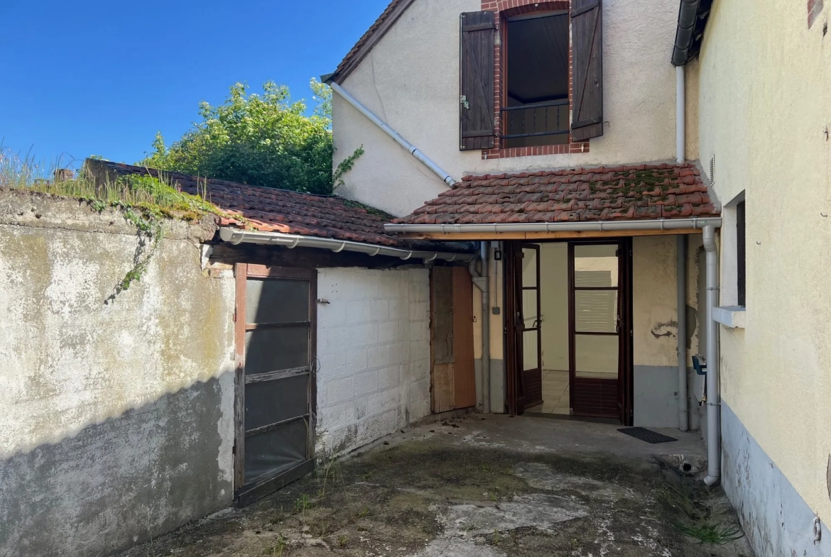 Maison de village à Saint Brisson-sur-Loire avec cour et 3 chambres 