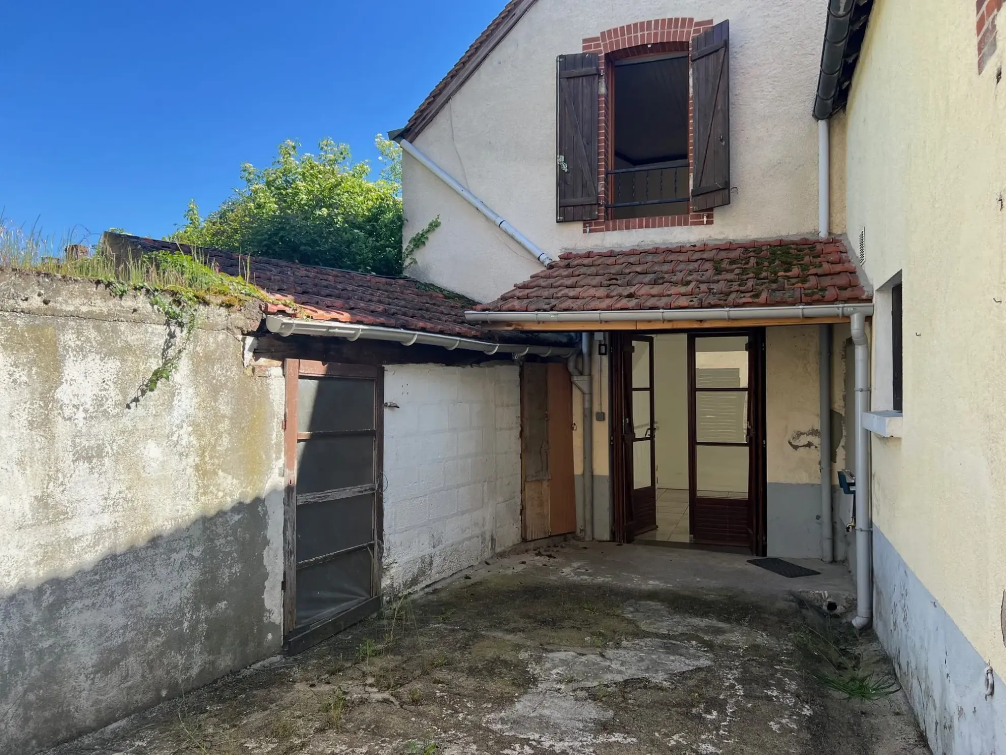 Maison de village à Saint Brisson-sur-Loire avec cour et 3 chambres 
