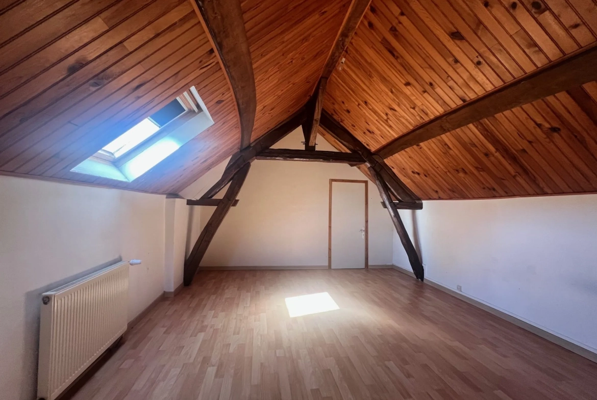 Maison de village à Saint Brisson-sur-Loire avec cour et 3 chambres 