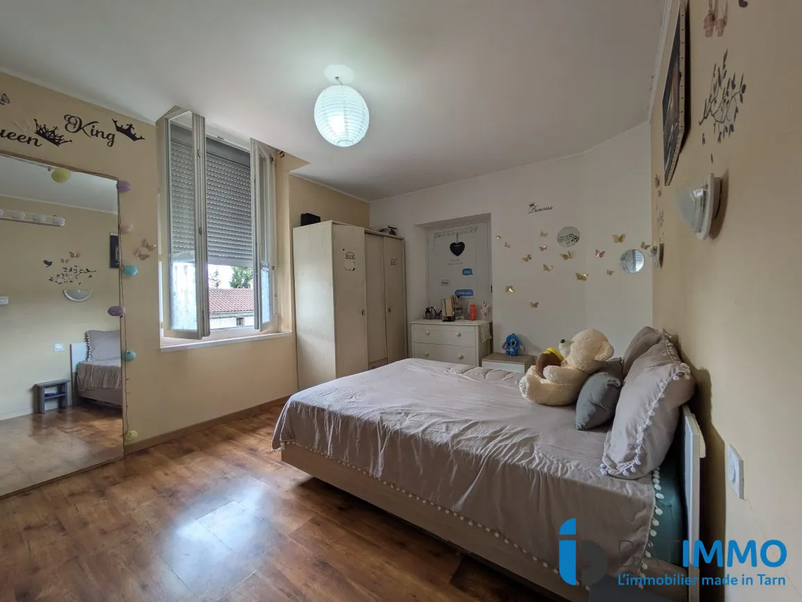 Maison rénovée à Carmaux avec 4 garages et terrasses, 140 m² 