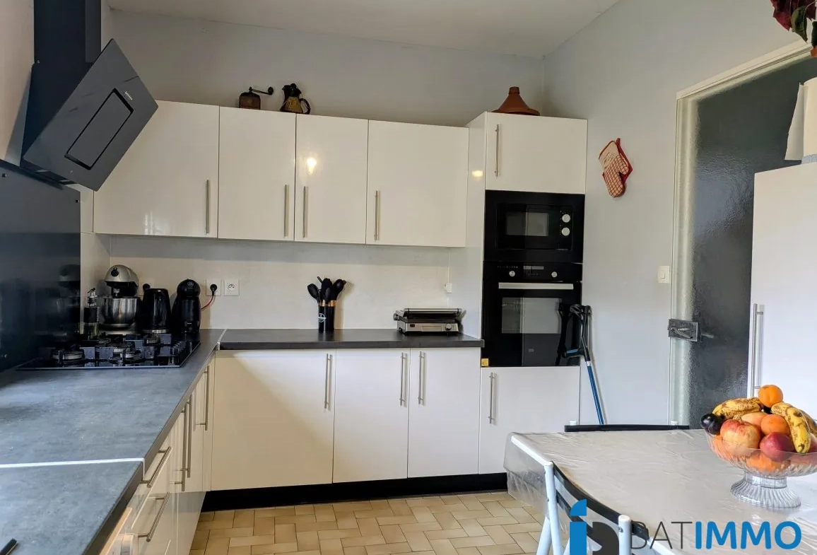 Maison rénovée à Carmaux avec 4 garages et terrasses, 140 m² 