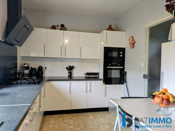 Maison rénovée à Carmaux avec 4 garages et terrasses, 140 m²