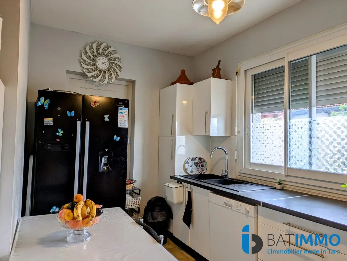 Maison rénovée à Carmaux avec 4 garages et terrasses, 140 m² 