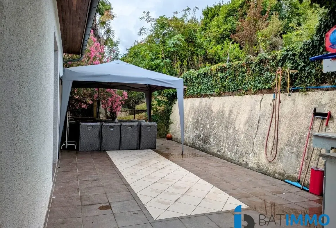 Maison rénovée à Carmaux avec 4 garages et terrasses, 140 m² 