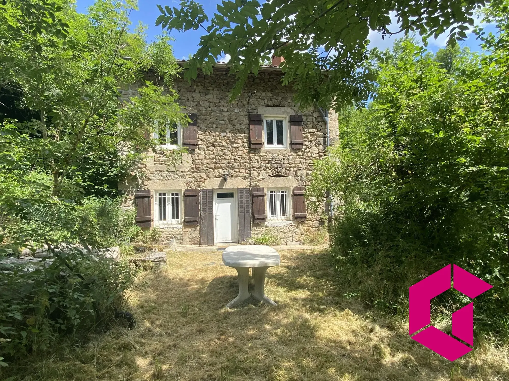 Maison en pierres avec jardin et grands terrains à Connangles 