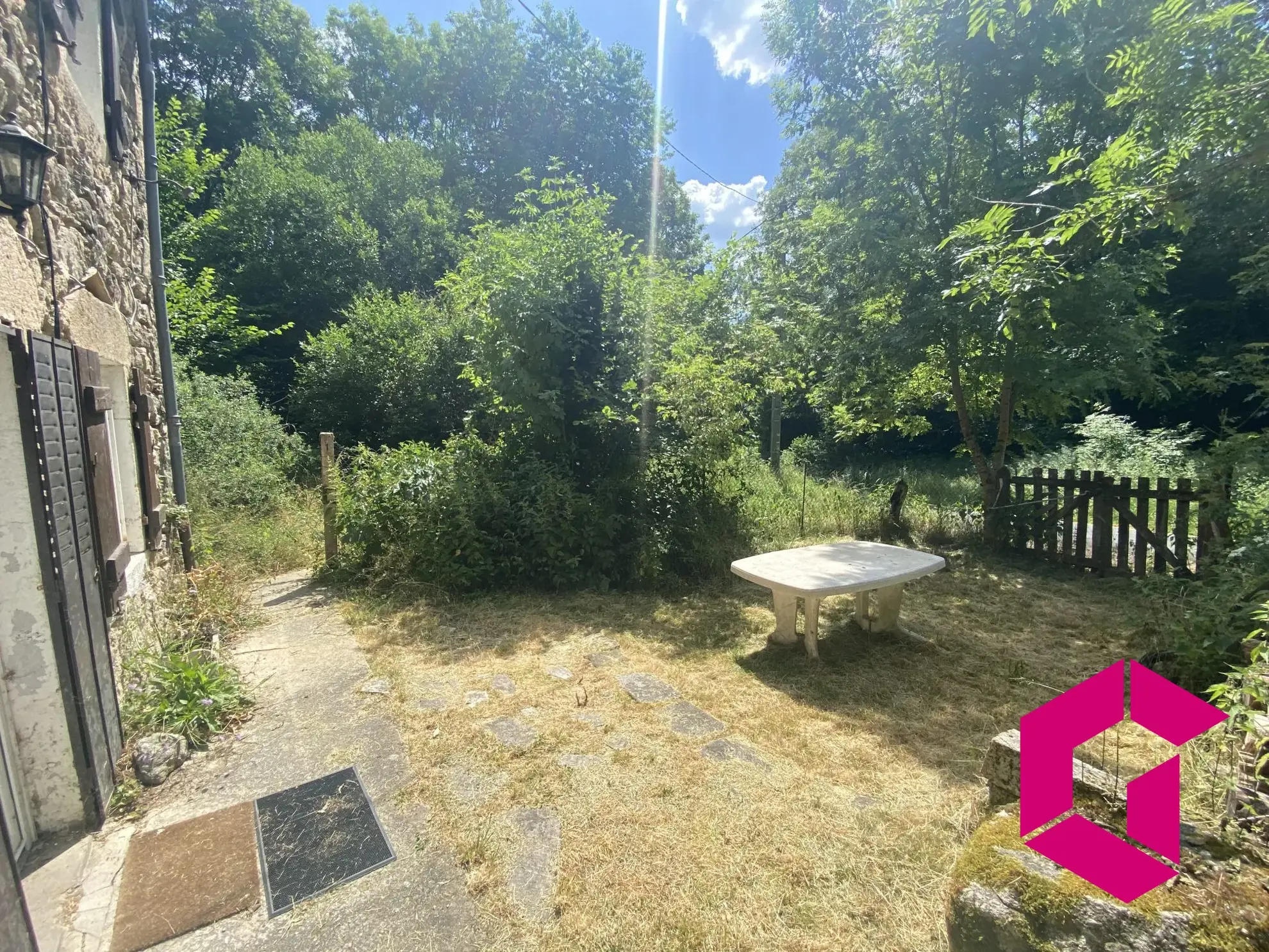 Maison en pierres avec jardin et grands terrains à Connangles 