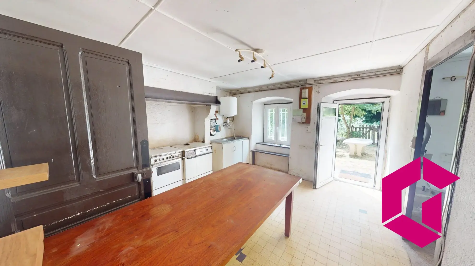 Maison en pierres avec jardin et grands terrains à Connangles 