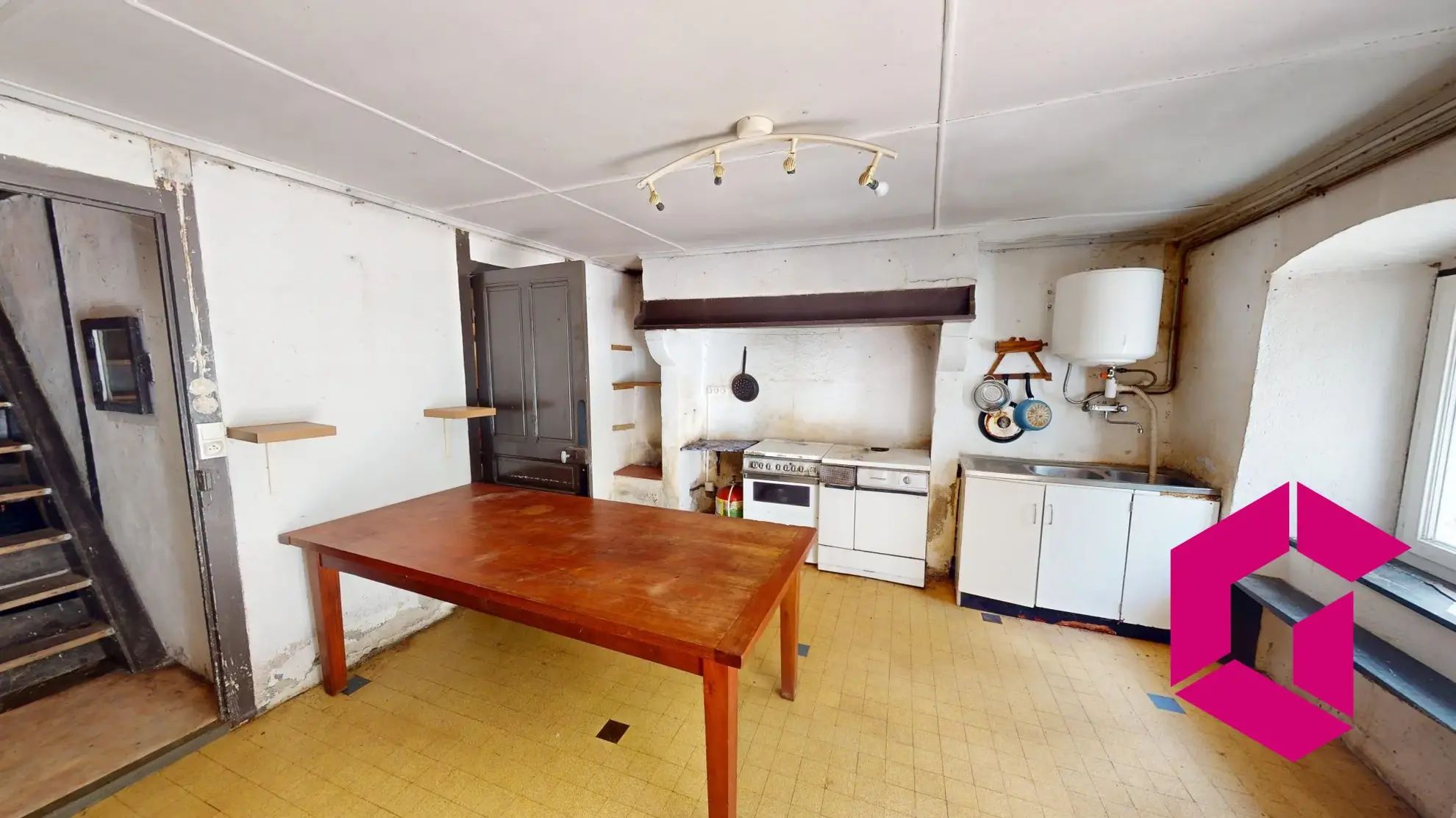 Maison en pierres avec jardin et grands terrains à Connangles 