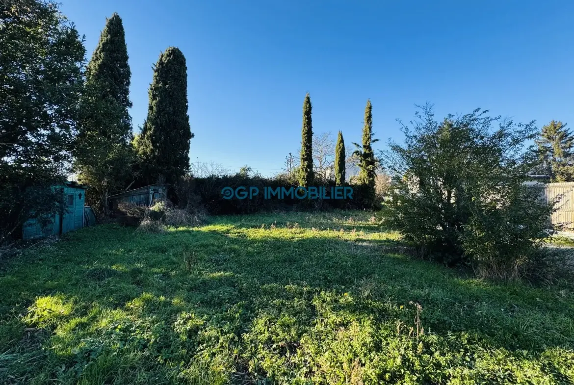Terrain constructible à vendre à Castelginest, proche centre et écoles 