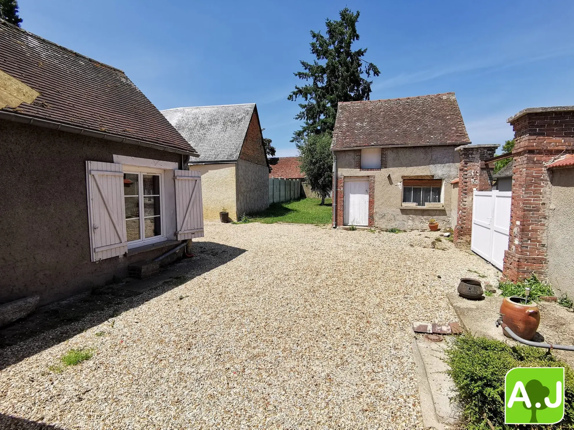 Maison 3 chambres à Ezy-sur-Eure à rénover avec terrain clos 