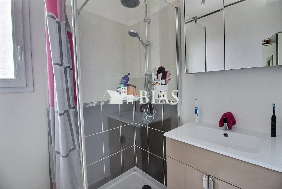 Maison à vendre à Grand Bourgtheroulde, 4 chambres, terrain clos, proche commerces 