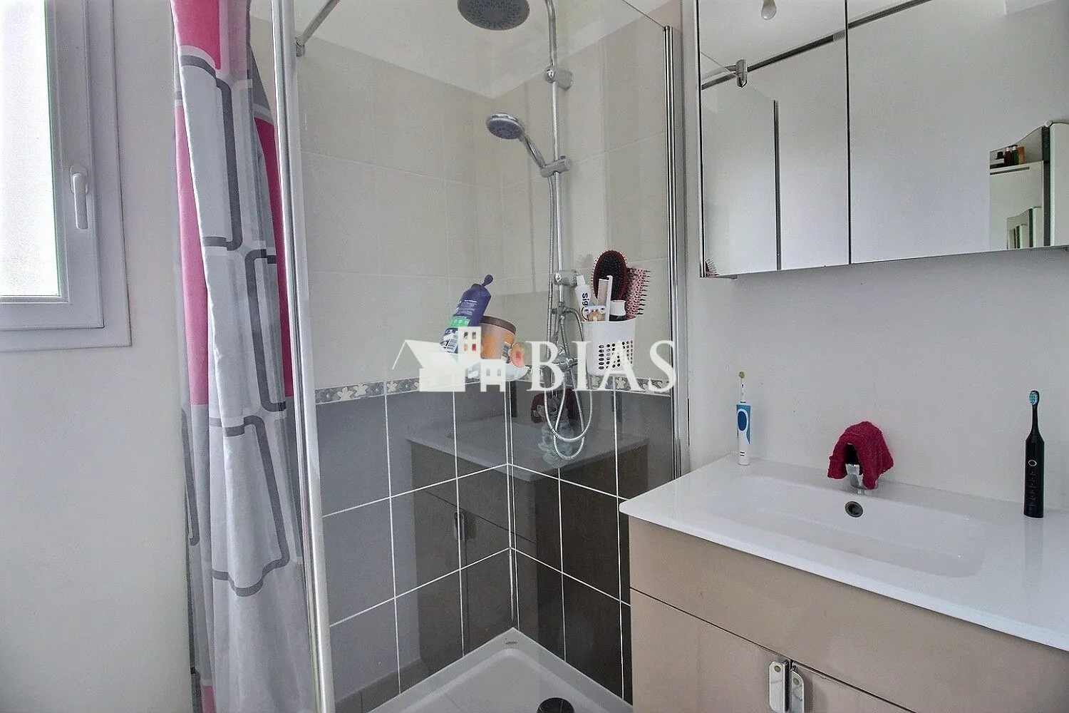 Maison à vendre à Grand Bourgtheroulde, 4 chambres, terrain clos, proche commerces 
