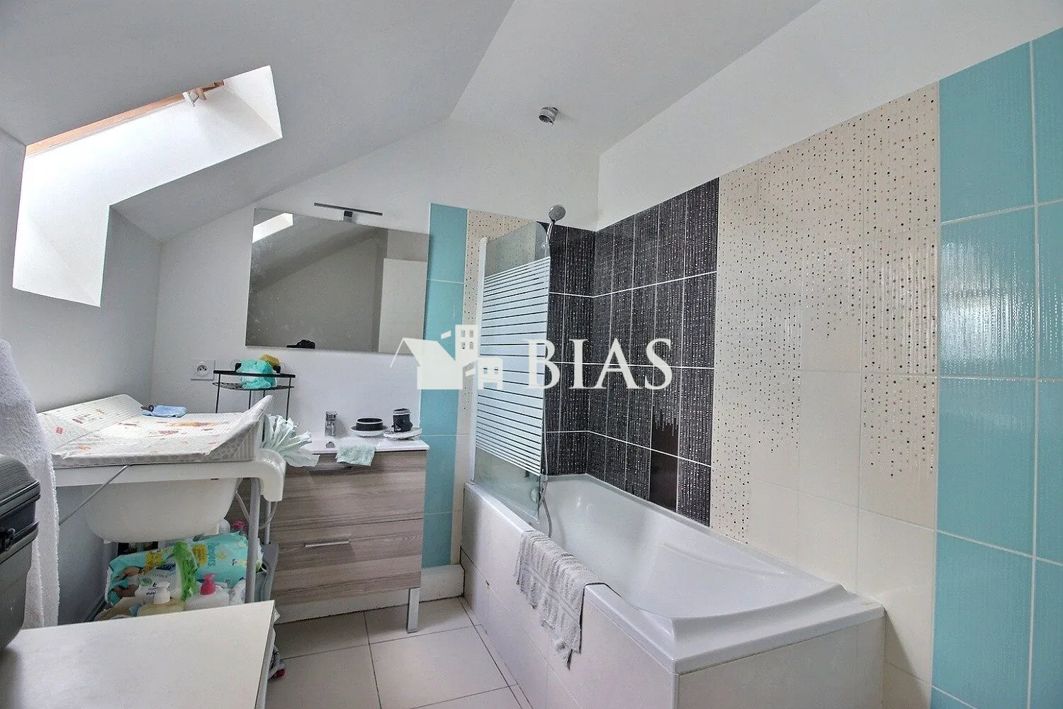 Maison à vendre à Grand Bourgtheroulde, 4 chambres, terrain clos, proche commerces 