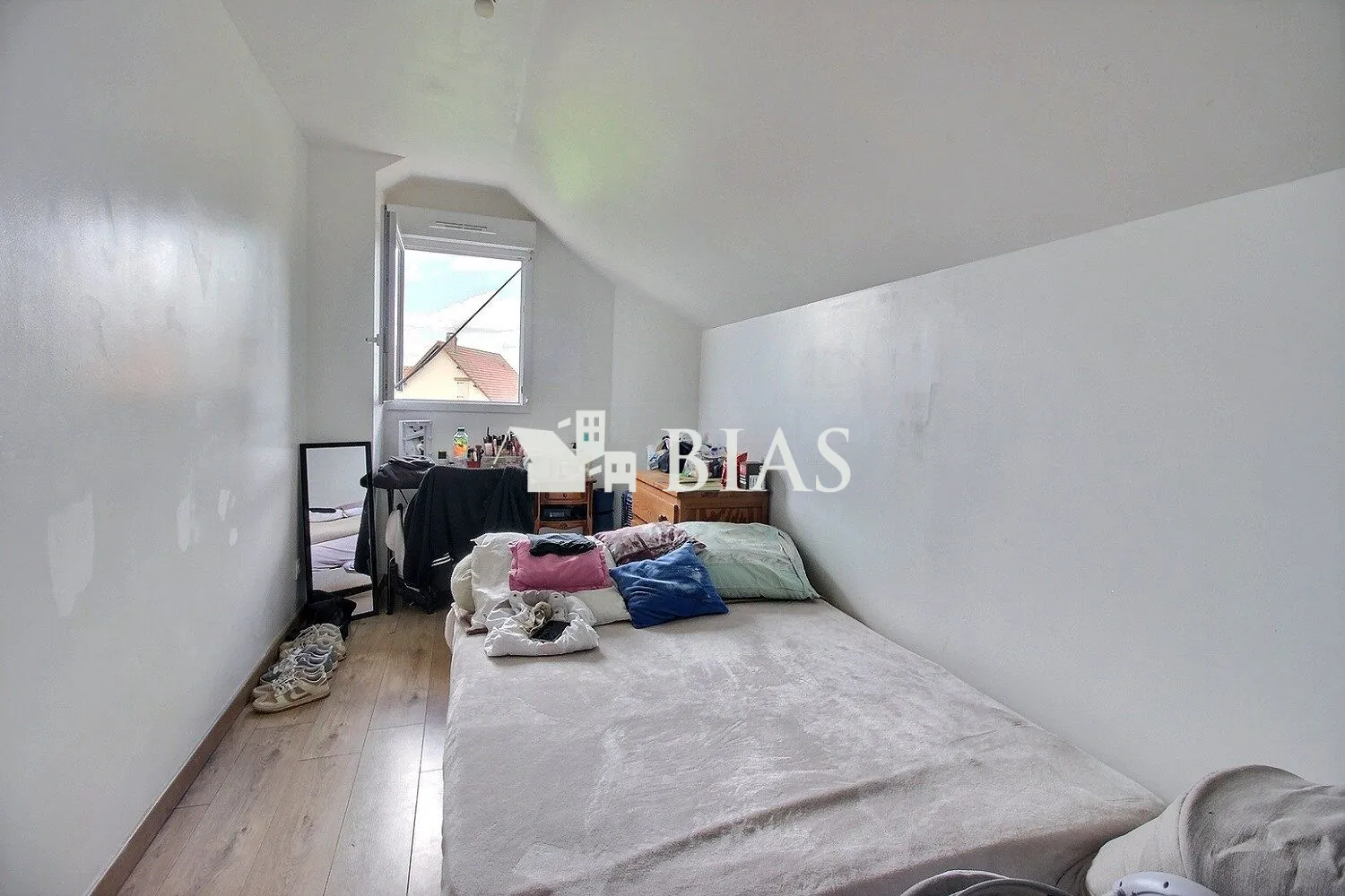 Maison à vendre à Grand Bourgtheroulde, 4 chambres, terrain clos, proche commerces 