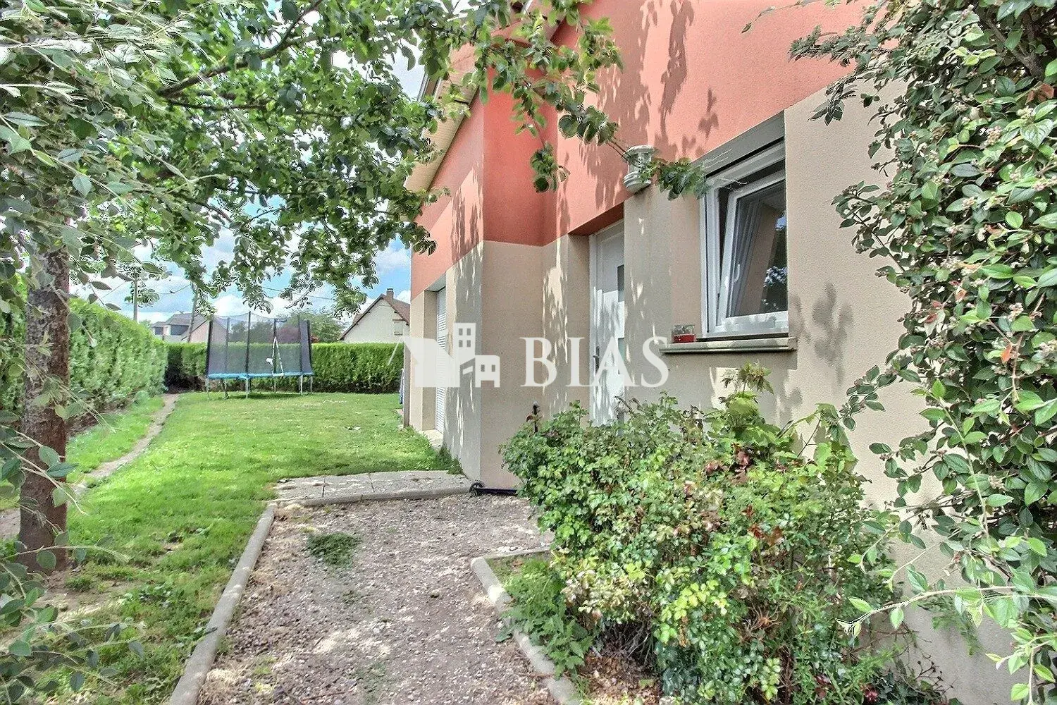 Maison à vendre à Grand Bourgtheroulde, 4 chambres, terrain clos, proche commerces 
