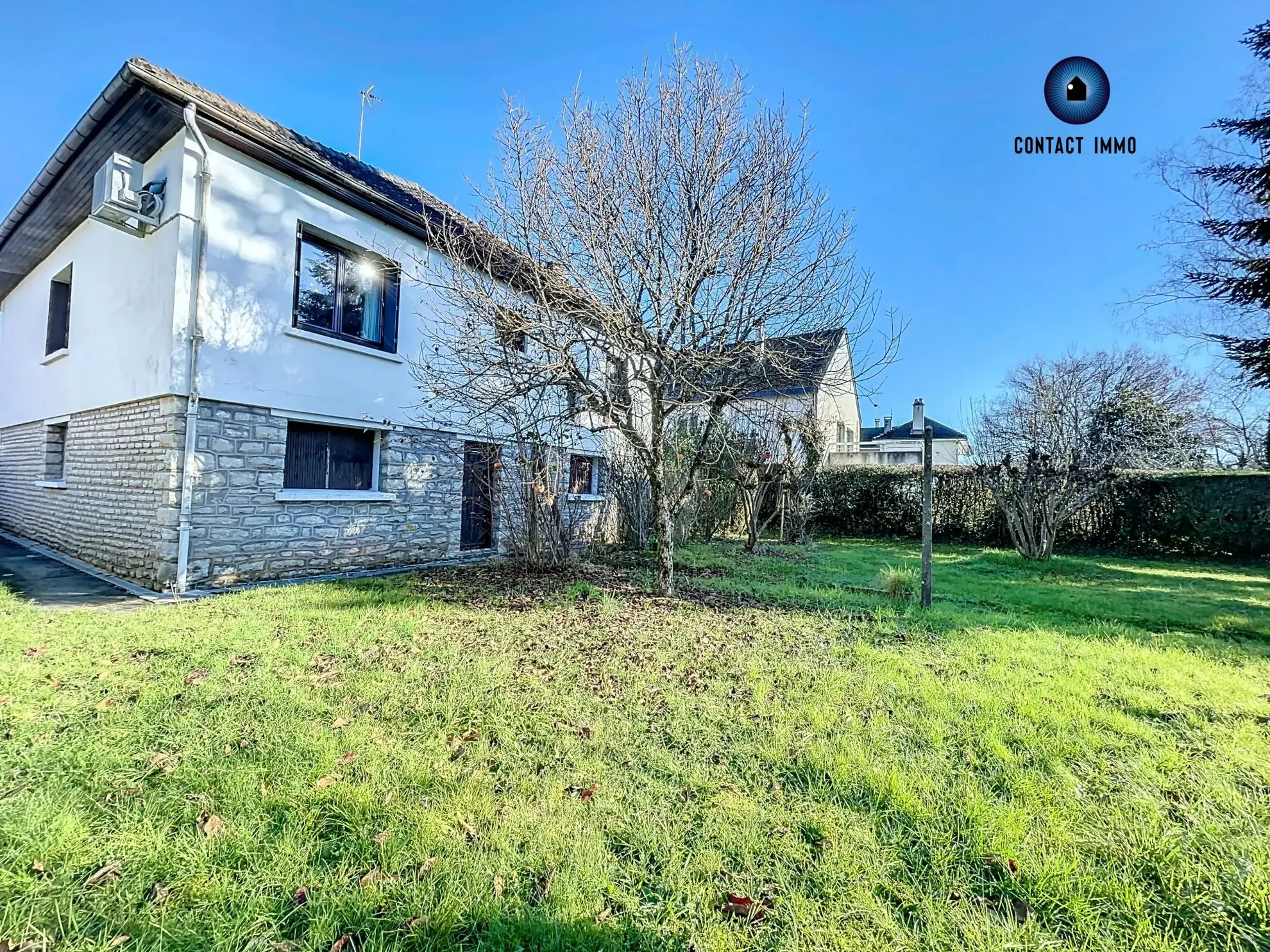 Maison à Varetz avec fort potentiel, jardin et travaux à prévoir 