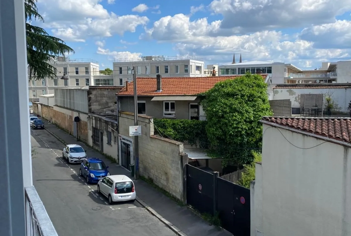 Appartement T2 à Bordeaux - Résidence récente avec parking et loggia 