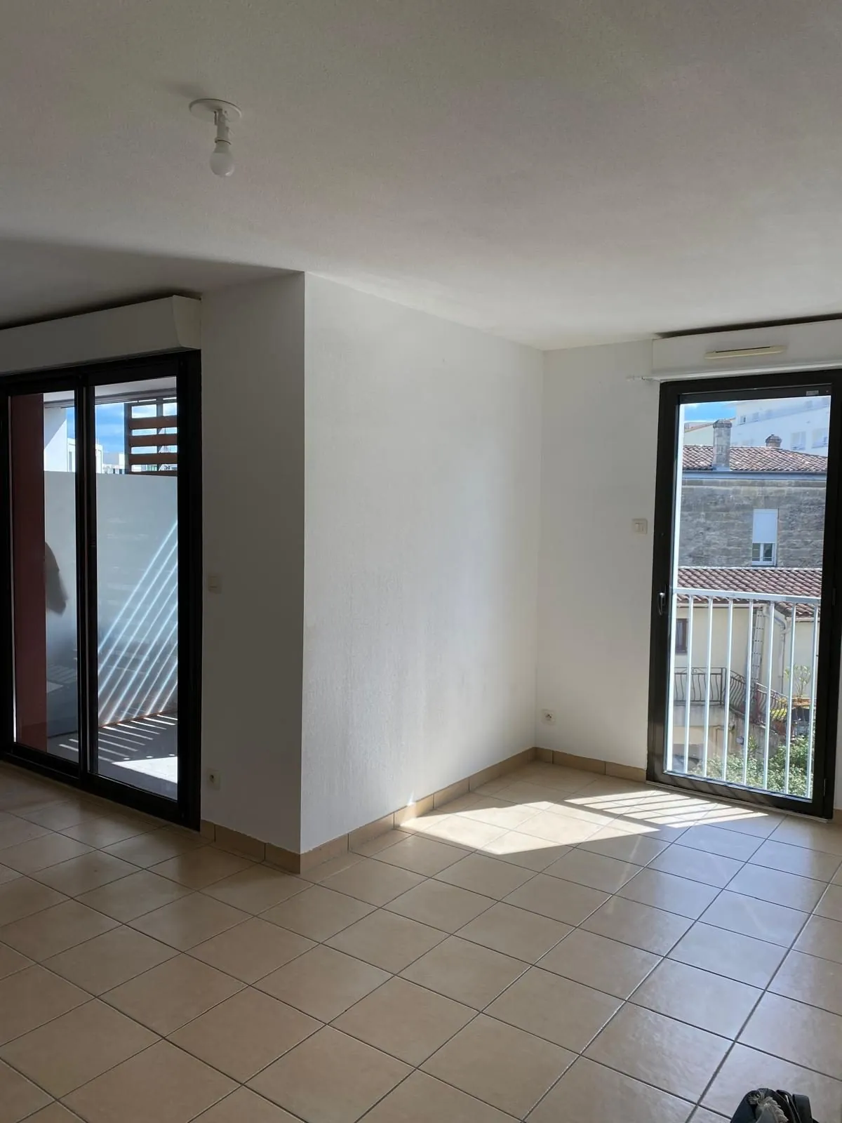 Appartement T2 à Bordeaux - Résidence récente avec parking et loggia 