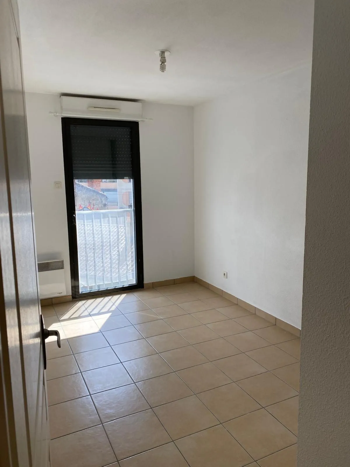 Appartement T2 à Bordeaux - Résidence récente avec parking et loggia 