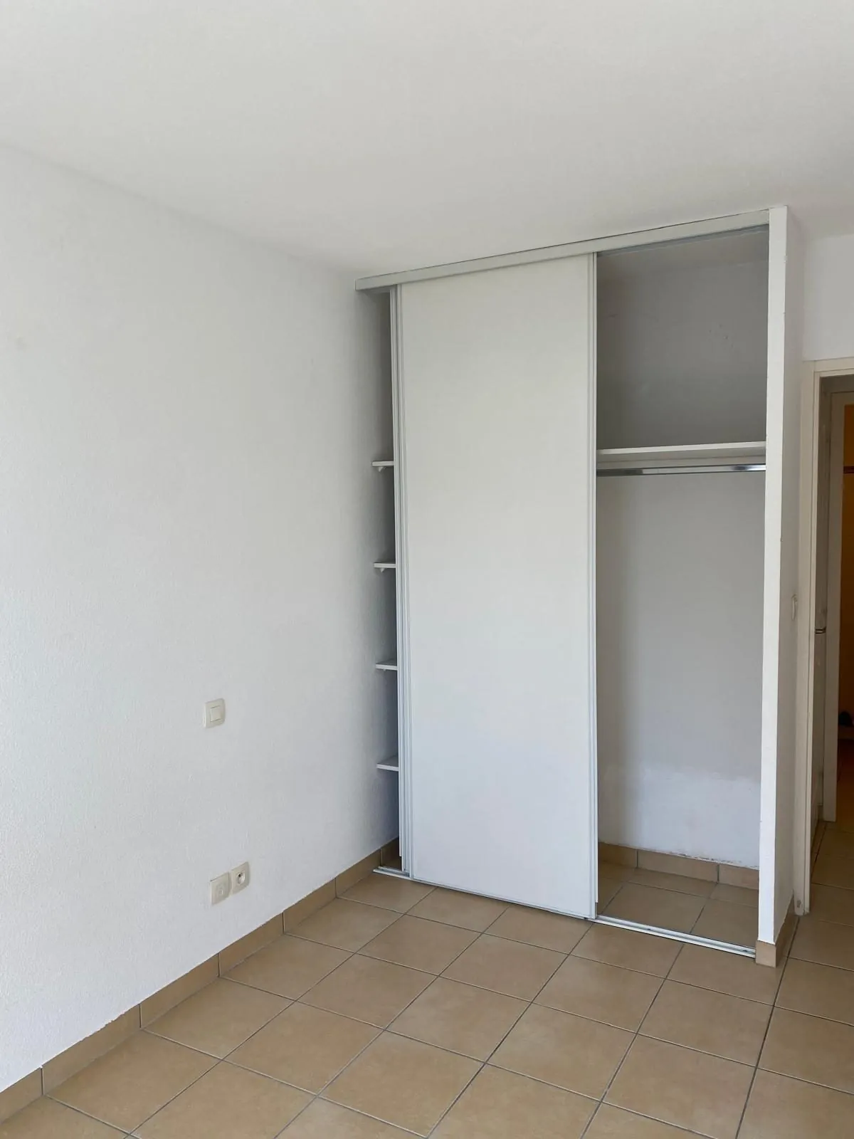 Appartement T2 à Bordeaux - Résidence récente avec parking et loggia 
