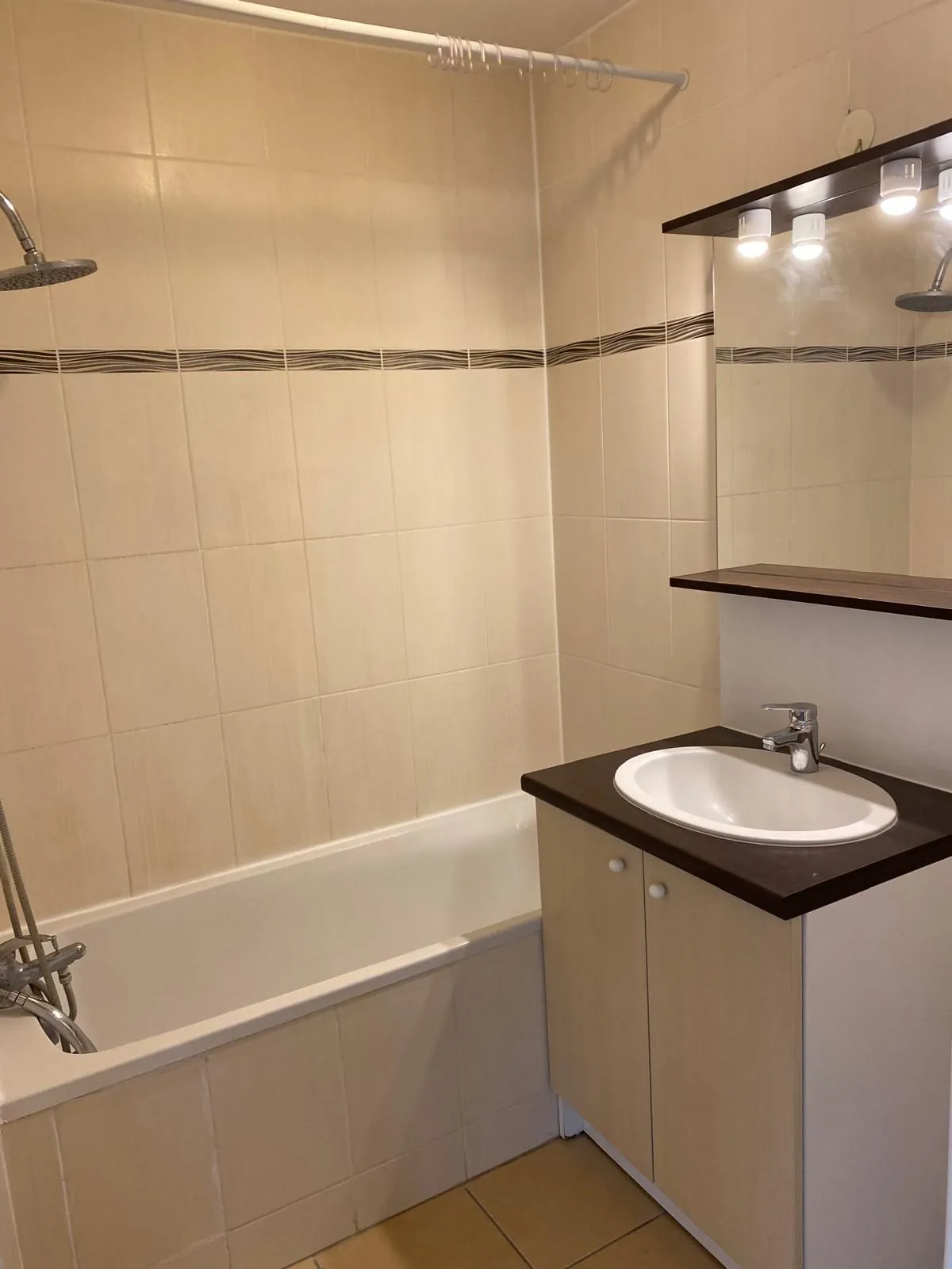 Appartement T2 à Bordeaux - Résidence récente avec parking et loggia 