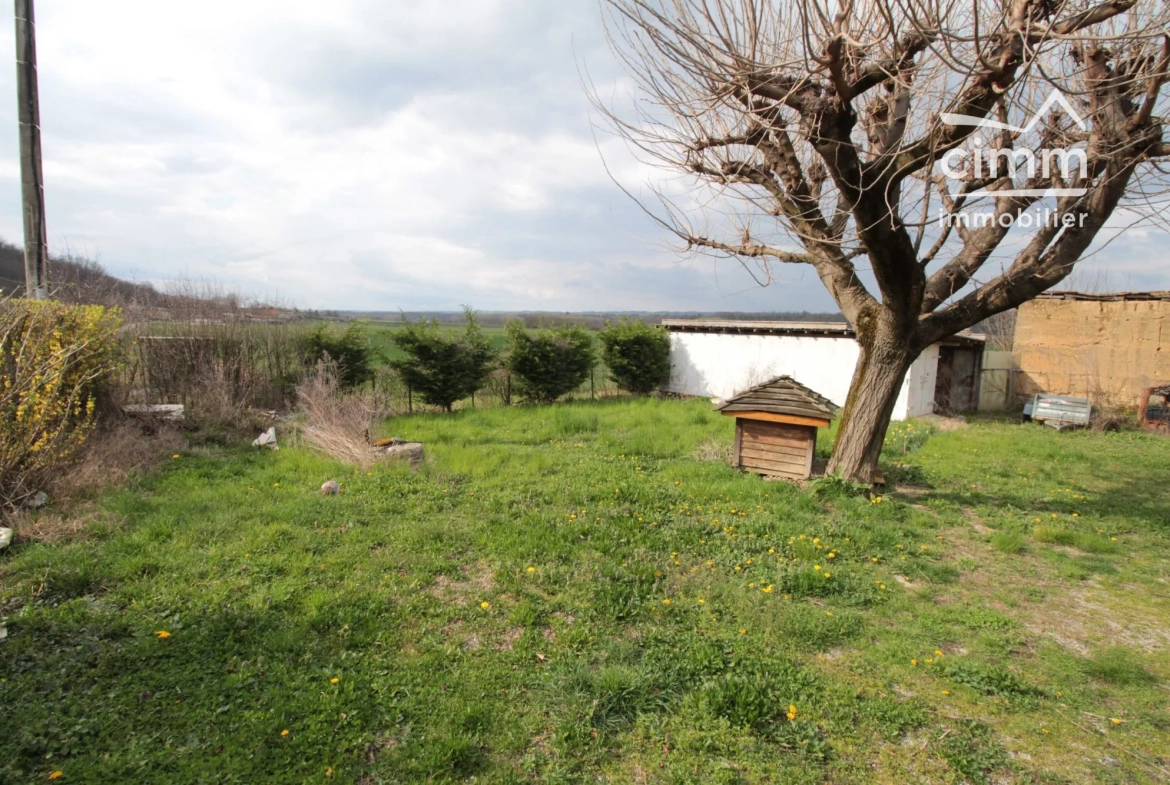 Maison à vendre à Beaufort - 94 m² avec dépendances et terrain arboré 