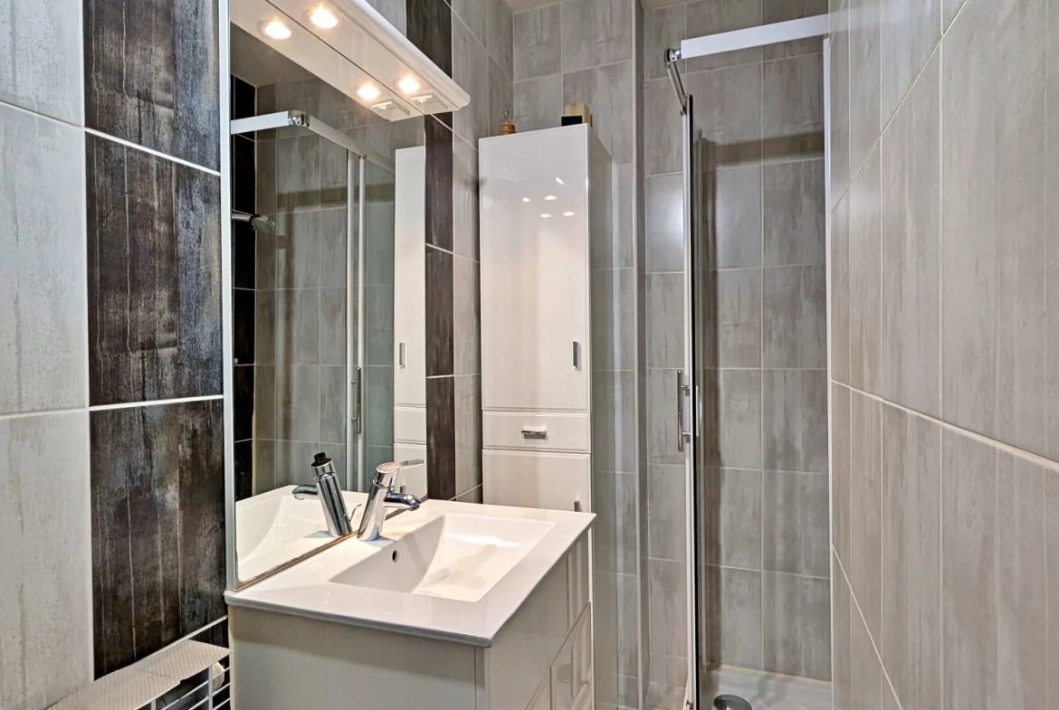 Salle d'eau Appartement T3 de 63 m² à Valence avec balcon, cave et garage 