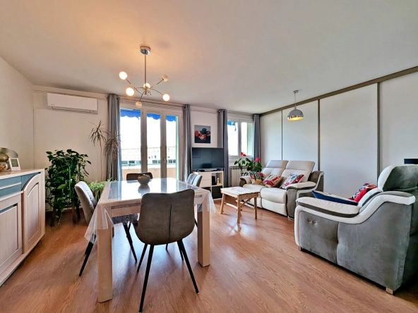 Séjour - salle à manger Appartement T3 de 63 m² à Valence avec balcon, cave et garage