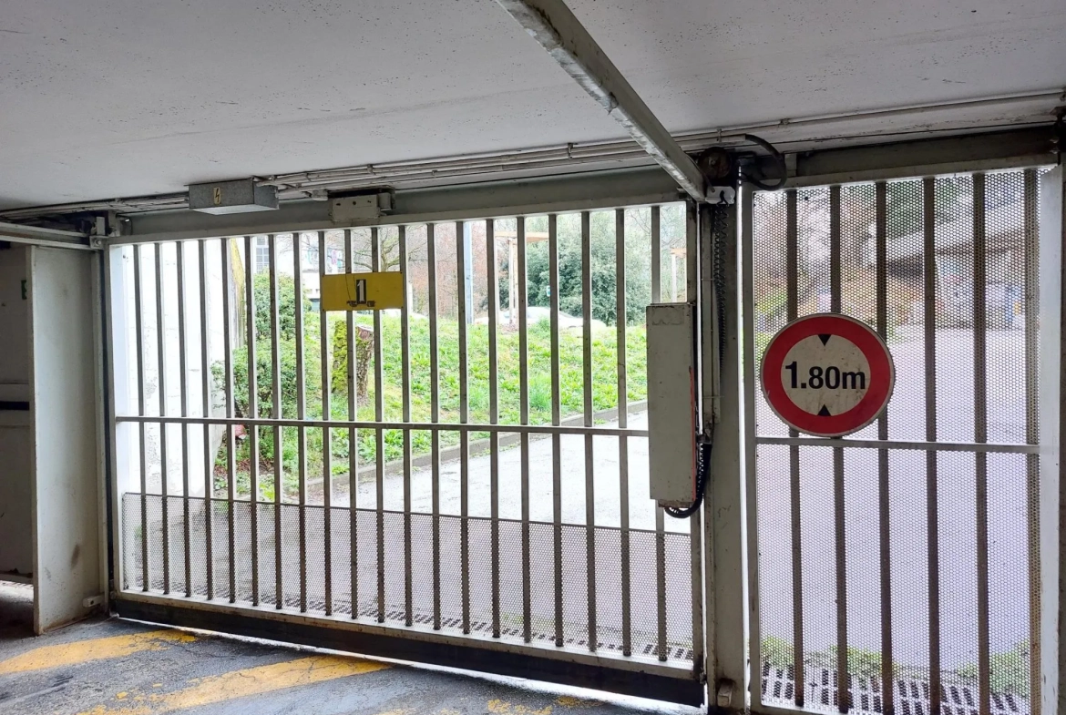 Garage en surface sécurisé à vendre à Grenoble - Protection et praticité 