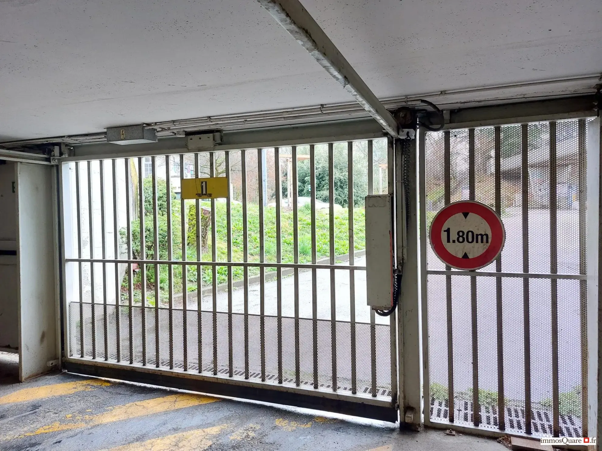 Garage en surface sécurisé à vendre à Grenoble - Protection et praticité 