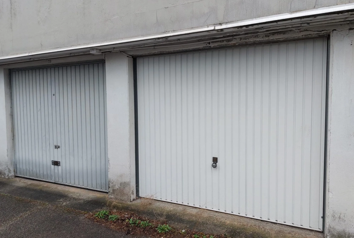 Garage en surface sécurisé à vendre à Grenoble - Protection et praticité 