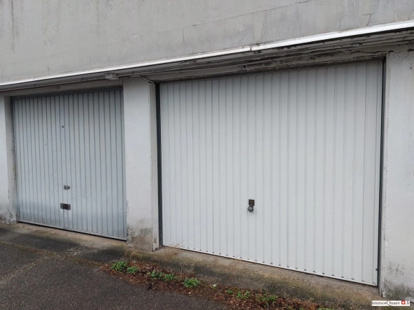 Garage en surface sécurisé à vendre à Grenoble - Protection et praticité