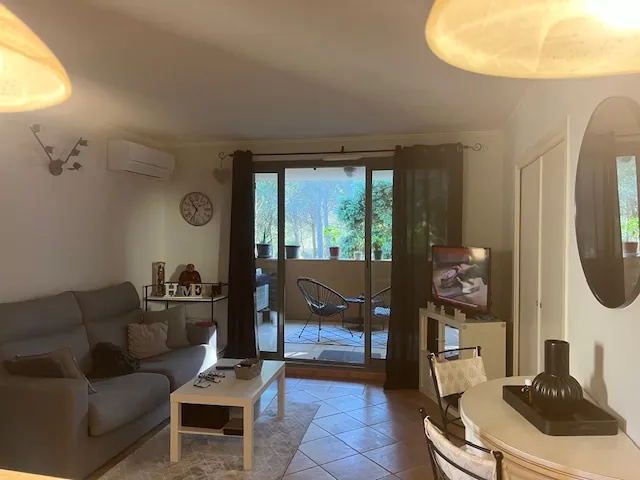 Appartement T2 à Saumane-de-Vaucluse avec terrasse et vues sur la pinède 