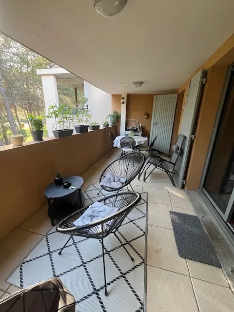 Appartement T2 à Saumane-de-Vaucluse avec terrasse et vues sur la pinède 