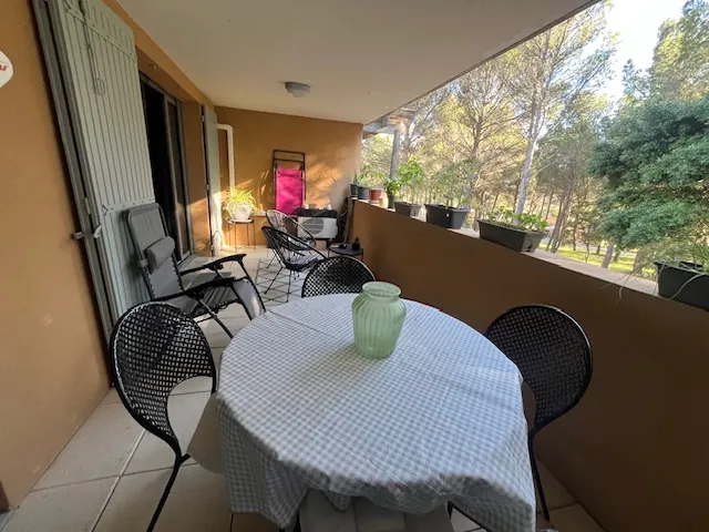 Appartement T2 à Saumane-de-Vaucluse avec terrasse et vues sur la pinède 