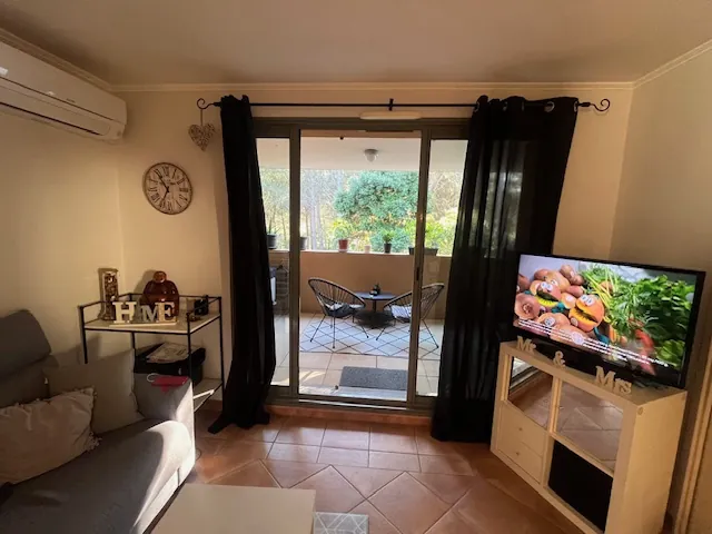 Appartement T2 à Saumane-de-Vaucluse avec terrasse et vues sur la pinède 