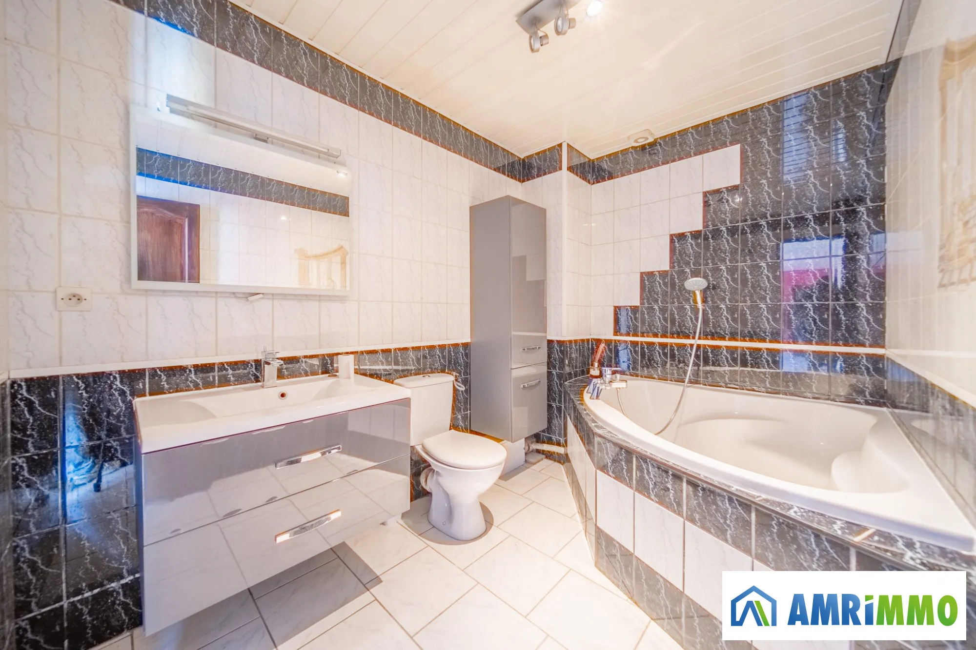 Appartement T4 de 95 m² avec garage à Saulnes - Résidence en bon état 