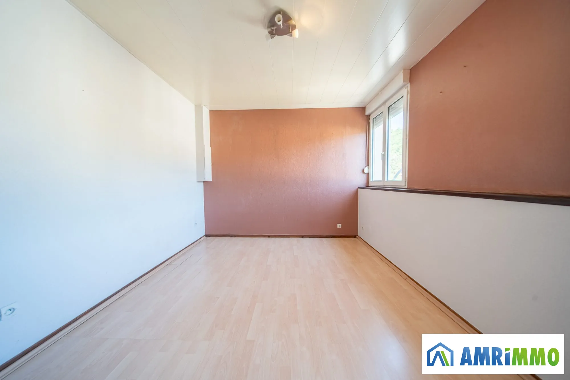 Appartement T4 de 95 m² avec garage à Saulnes - Résidence en bon état 