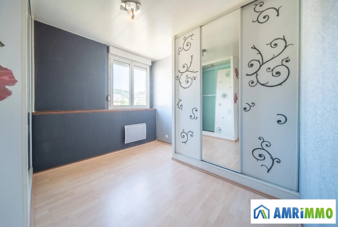 Appartement T4 de 95 m² avec garage à Saulnes - Résidence en bon état 