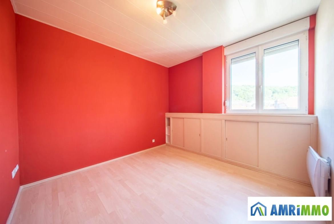 Appartement T4 de 95 m² avec garage à Saulnes - Résidence en bon état 