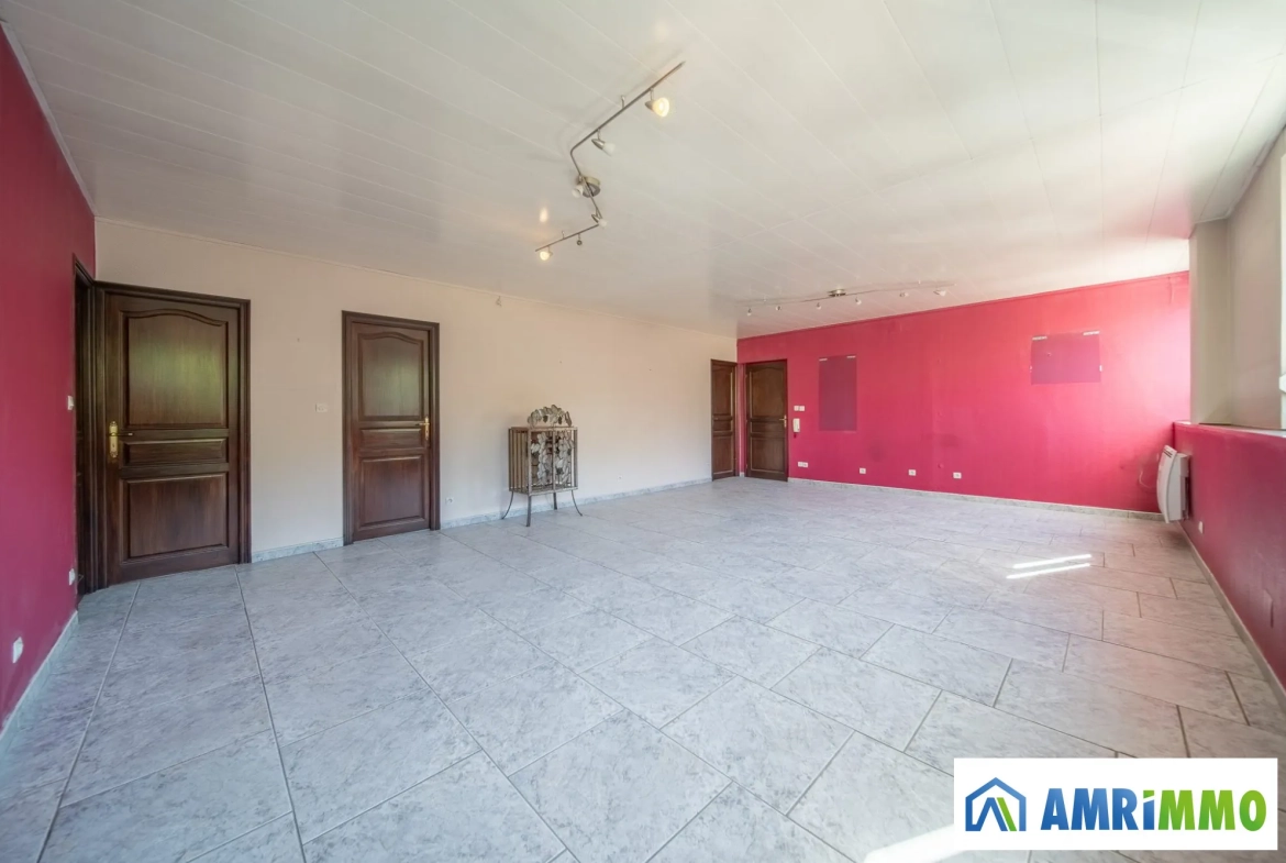 Appartement T4 de 95 m² avec garage à Saulnes - Résidence en bon état 