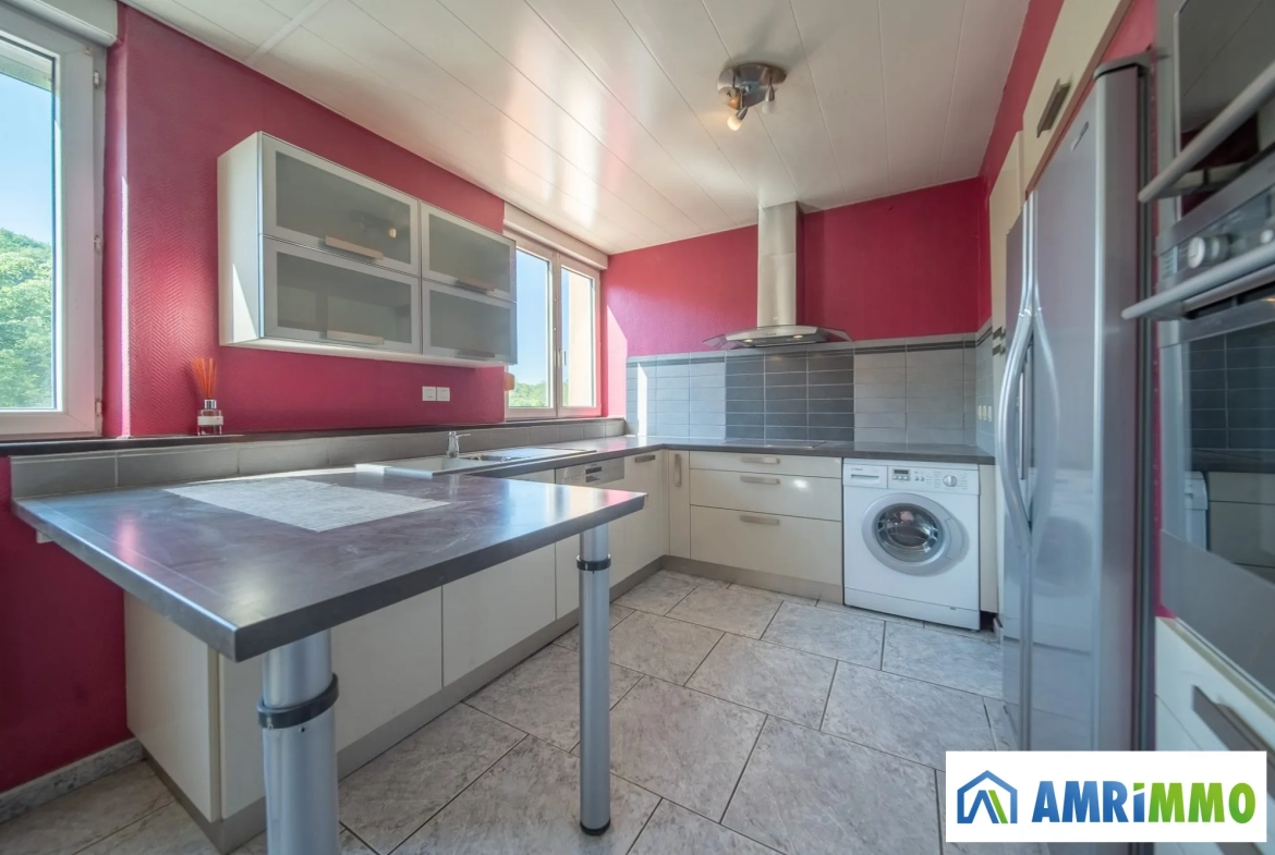 Appartement T4 de 95 m² avec garage à Saulnes - Résidence en bon état 