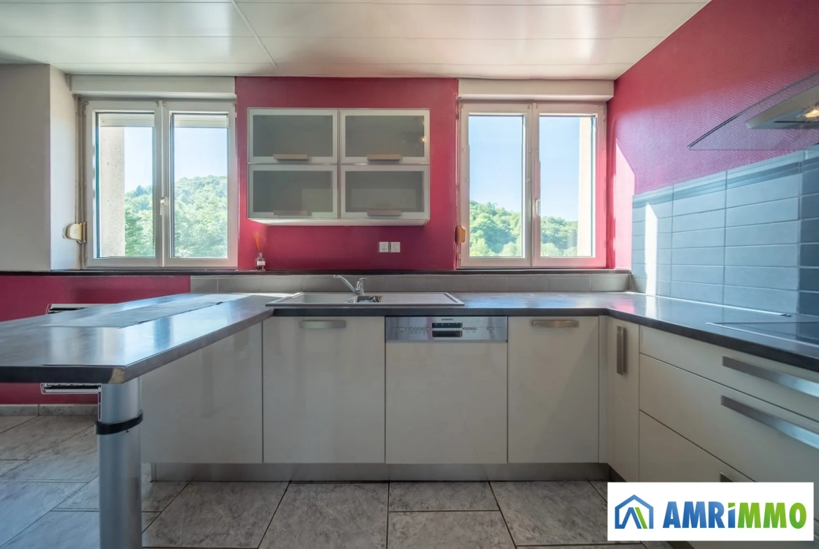 Appartement T4 de 95 m² avec garage à Saulnes - Résidence en bon état 