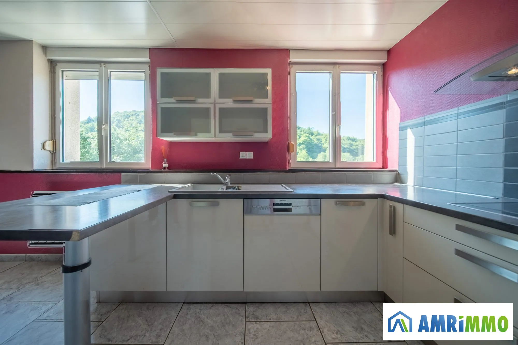 Appartement T4 de 95 m² avec garage à Saulnes - Résidence en bon état 