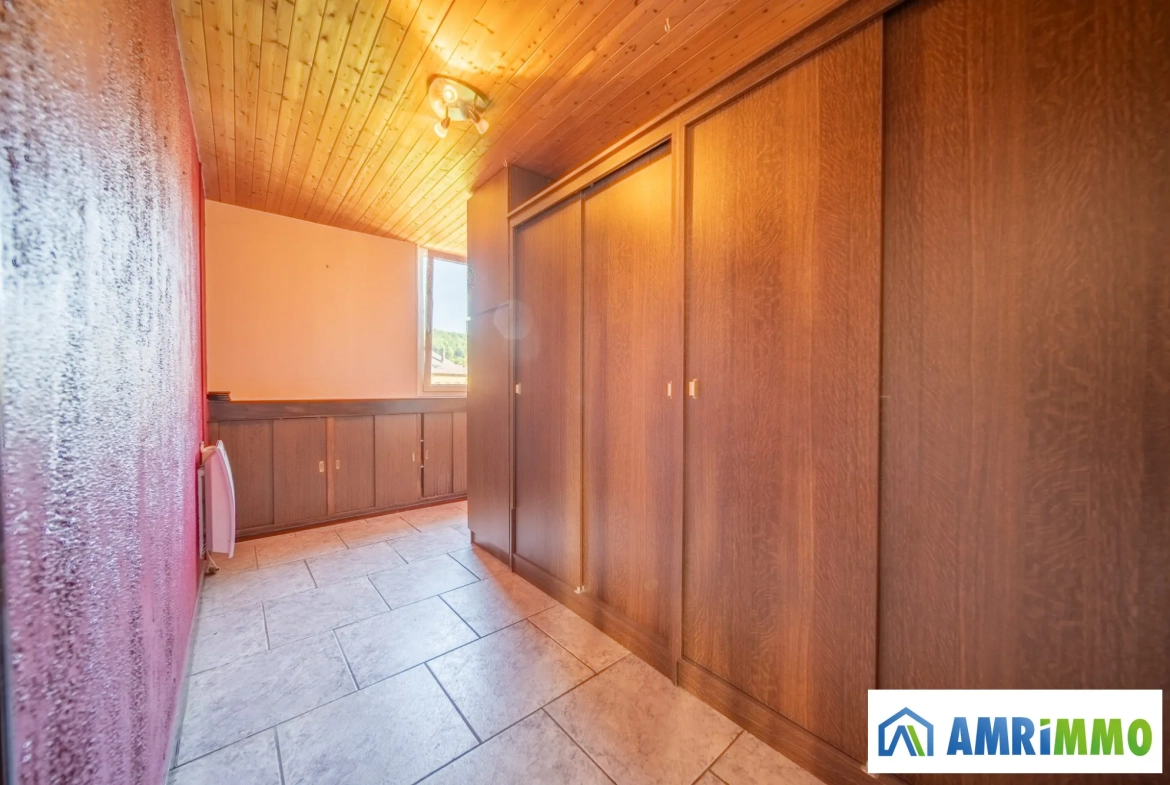 Appartement T4 de 95 m² avec garage à Saulnes - Résidence en bon état 