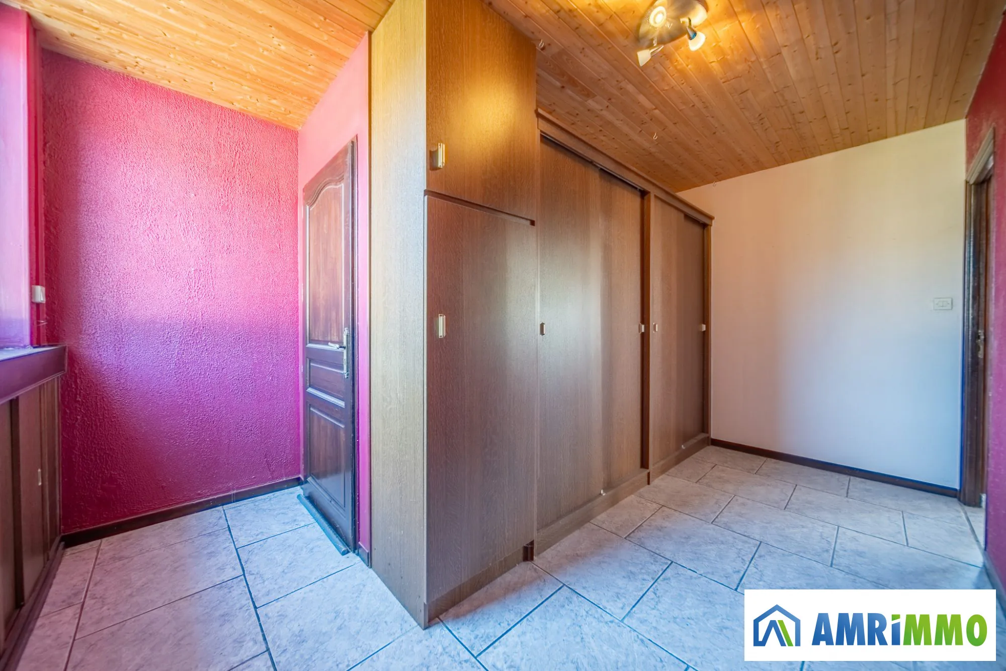Appartement T4 de 95 m² avec garage à Saulnes - Résidence en bon état 