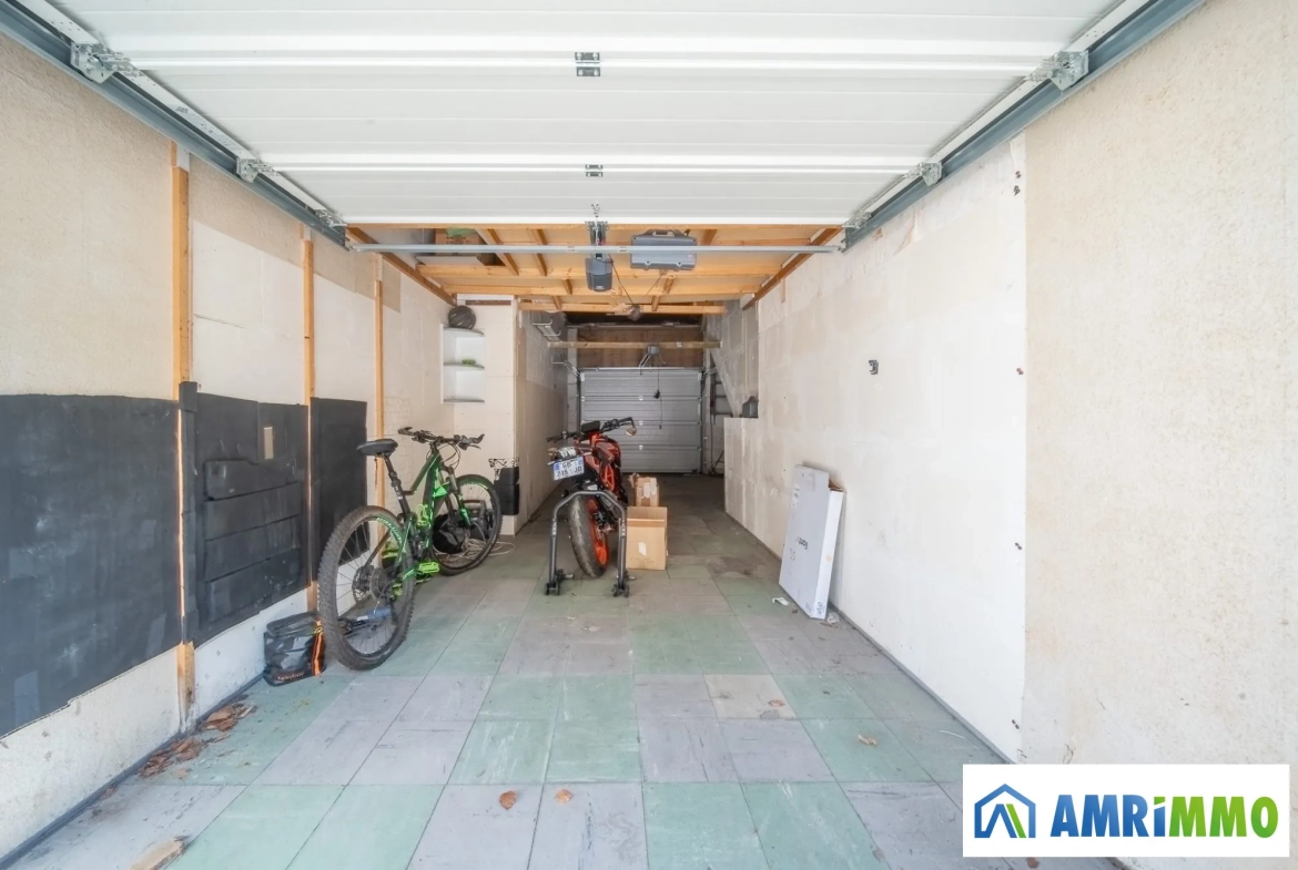 Appartement T4 de 95 m² avec garage à Saulnes - Résidence en bon état 